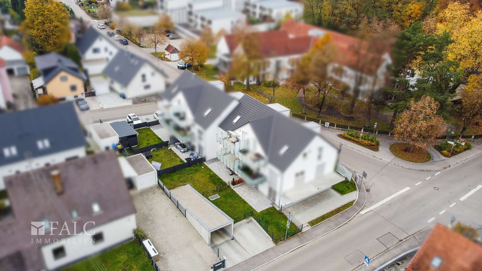 Außenansicht mit Einfahrt TG